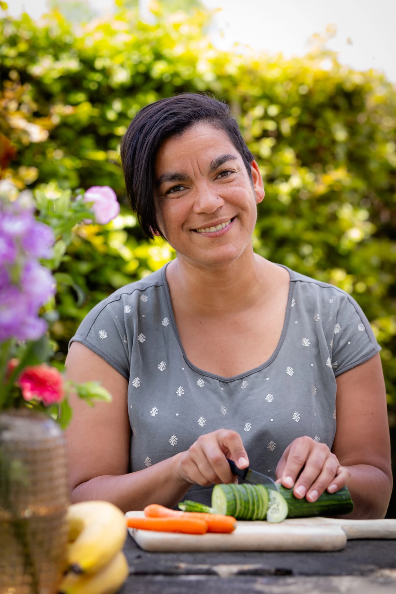Ana snijdt komkommer en kookt met verse groenten