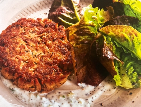 Goudbruine sardientjesfritters met salade en saus