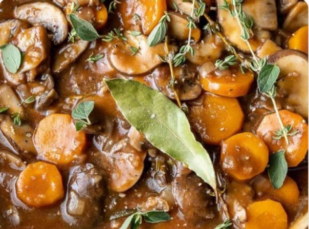 Vegetarische bourguignon met paddenstoelen